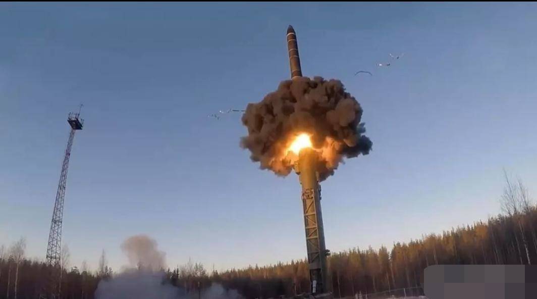 俄语版小苹果视频:俄罗斯放大招，“亚尔斯”洲际弹道导弹进行实弹试射，核战争危险加剧